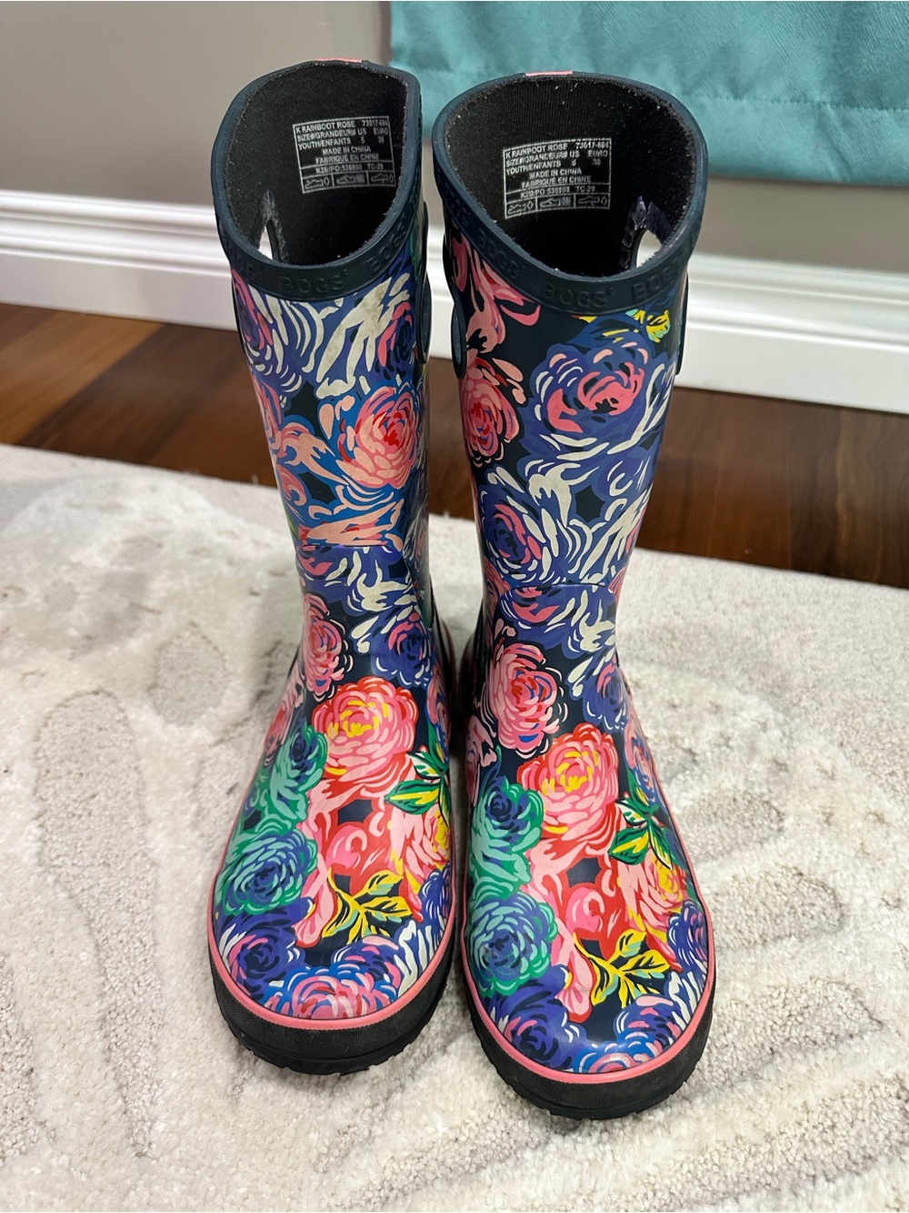 Bogs Floral Pattern Navy Kids Size 5 Rain Boots (Equivalent to Woman’s 7)